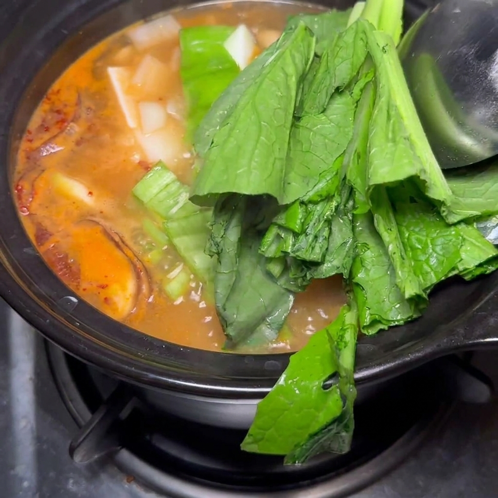 Bok choy e cipolla aggiunti a fine cottura.
