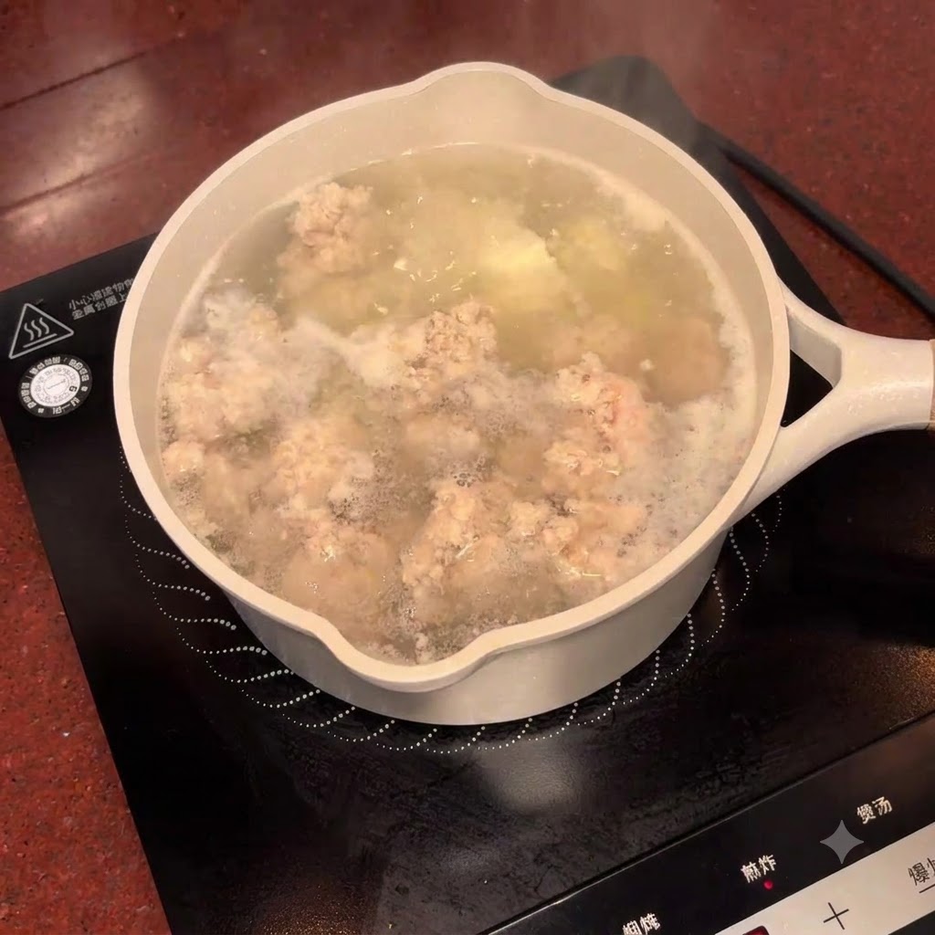 Liquido di prugne salate versato da una ciotola nella pentola di zuppa in ebollizione.