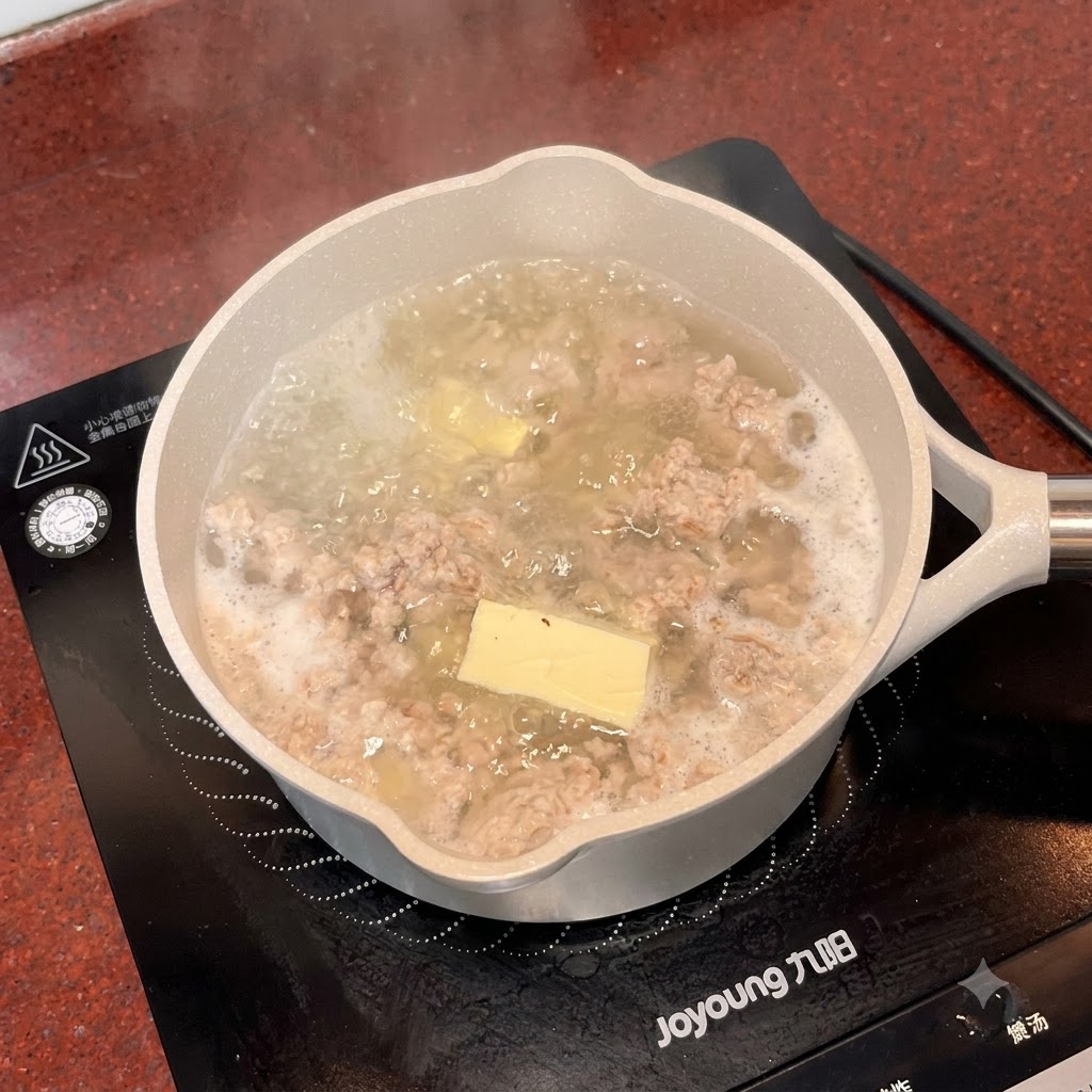 Sale e glutammato aggiunti nella zuppa in leggera ebollizione con un piccolo cucchiaio bianco.