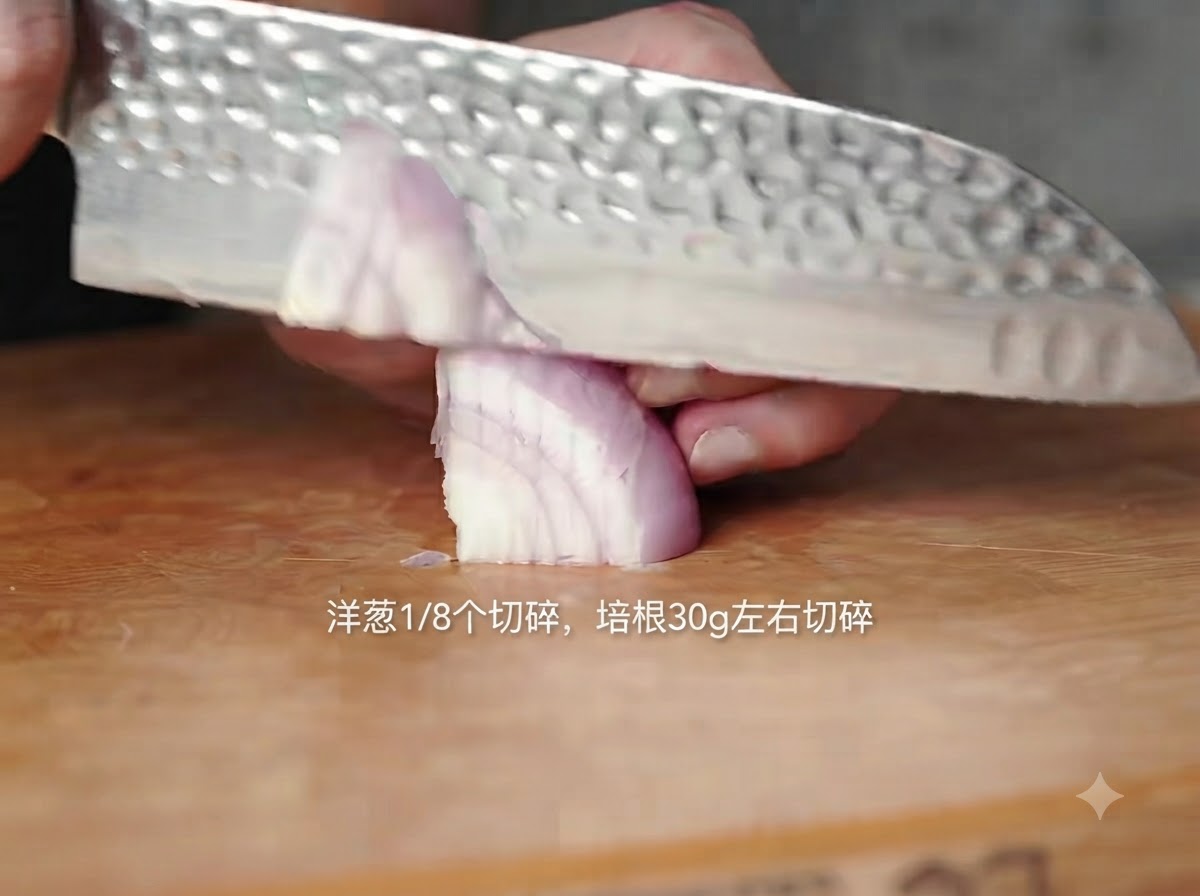 Un coltello da chef che taglia un pezzo di cipolla rossa su un tagliere di legno.