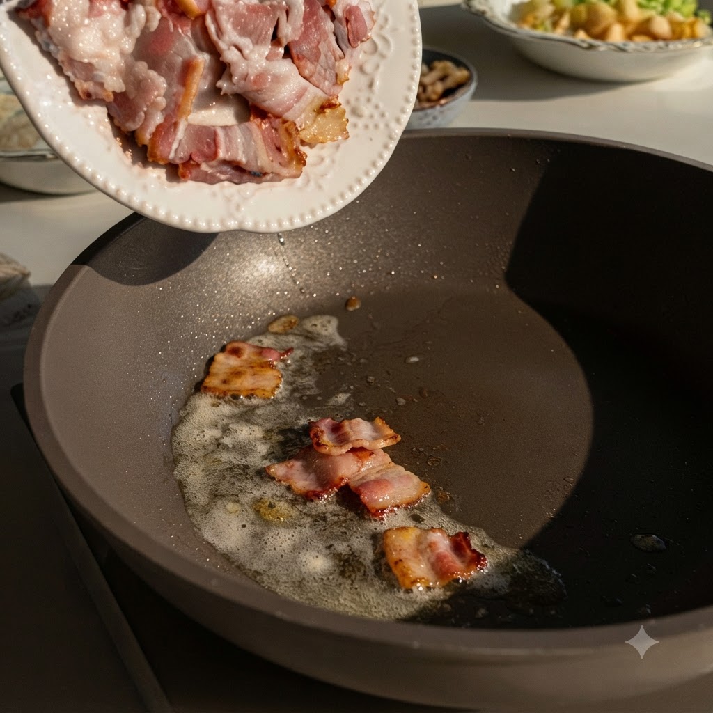 Strisce e pezzi di pancetta croccante che sfrigolano in una padella calda, ben dorati.