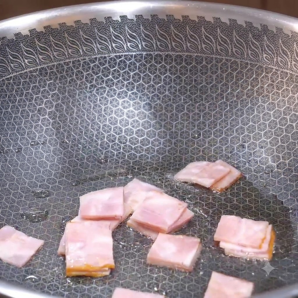 Pezzi quadrati di pancetta fritti in un wok strutturato fino a quando non iniziano a dorarsi.