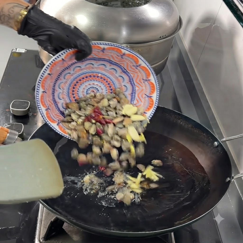 Vongole, aglio affettato, zenzero e peperoncini secchi che cadono da un piatto nel wok caldo.