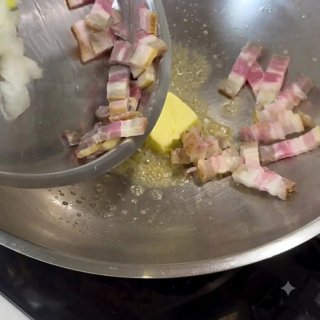Burro che si scioglie in un wok di metallo, con pancetta tritata e cipolle aggiunte e mescolate.