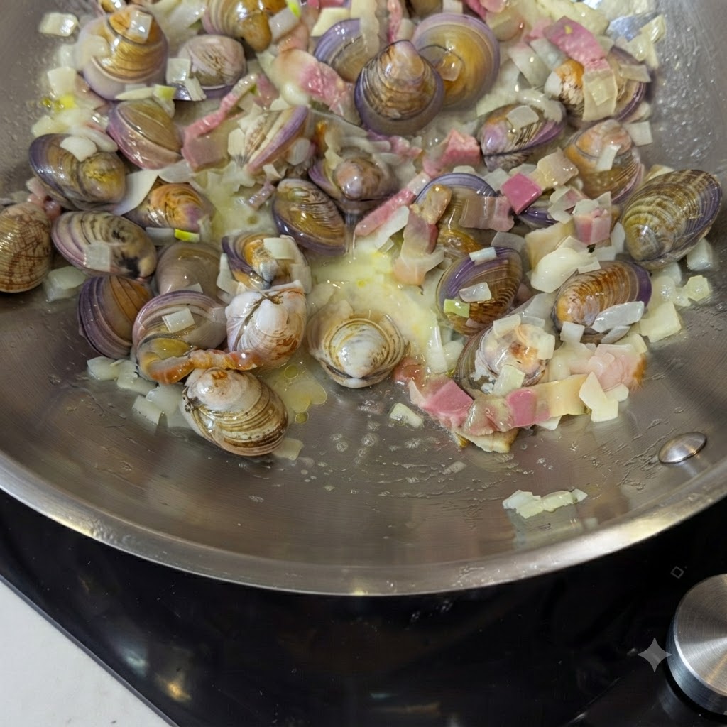 Acqua e foglie di alloro aggiunte nella padella con gli ingredienti.