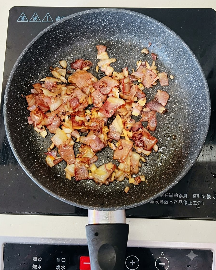 Acqua limpida versata da una ciotola in una padella contenente bacon cotto e cipolle.