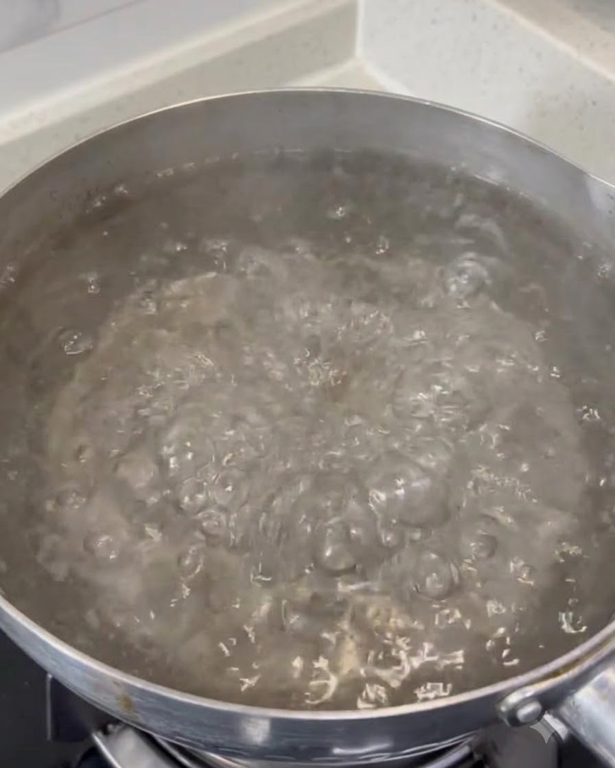 Sale grosso che si scioglie in una pentola capiente di acqua in forte ebollizione.