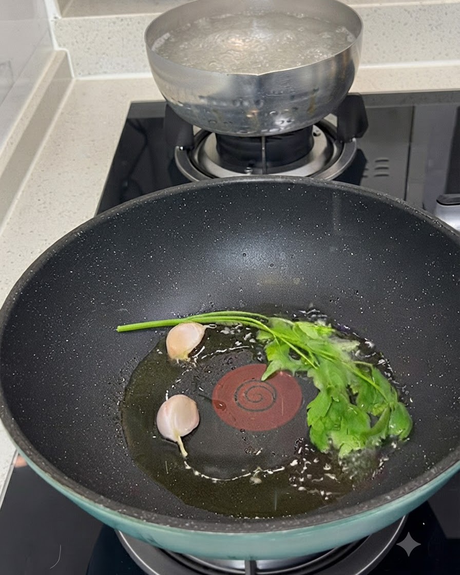 Vongole crude, due spicchi daglio pelati e un rametto di prezzemolo fresco verde immersi nellolio doliva allinterno di una padella.