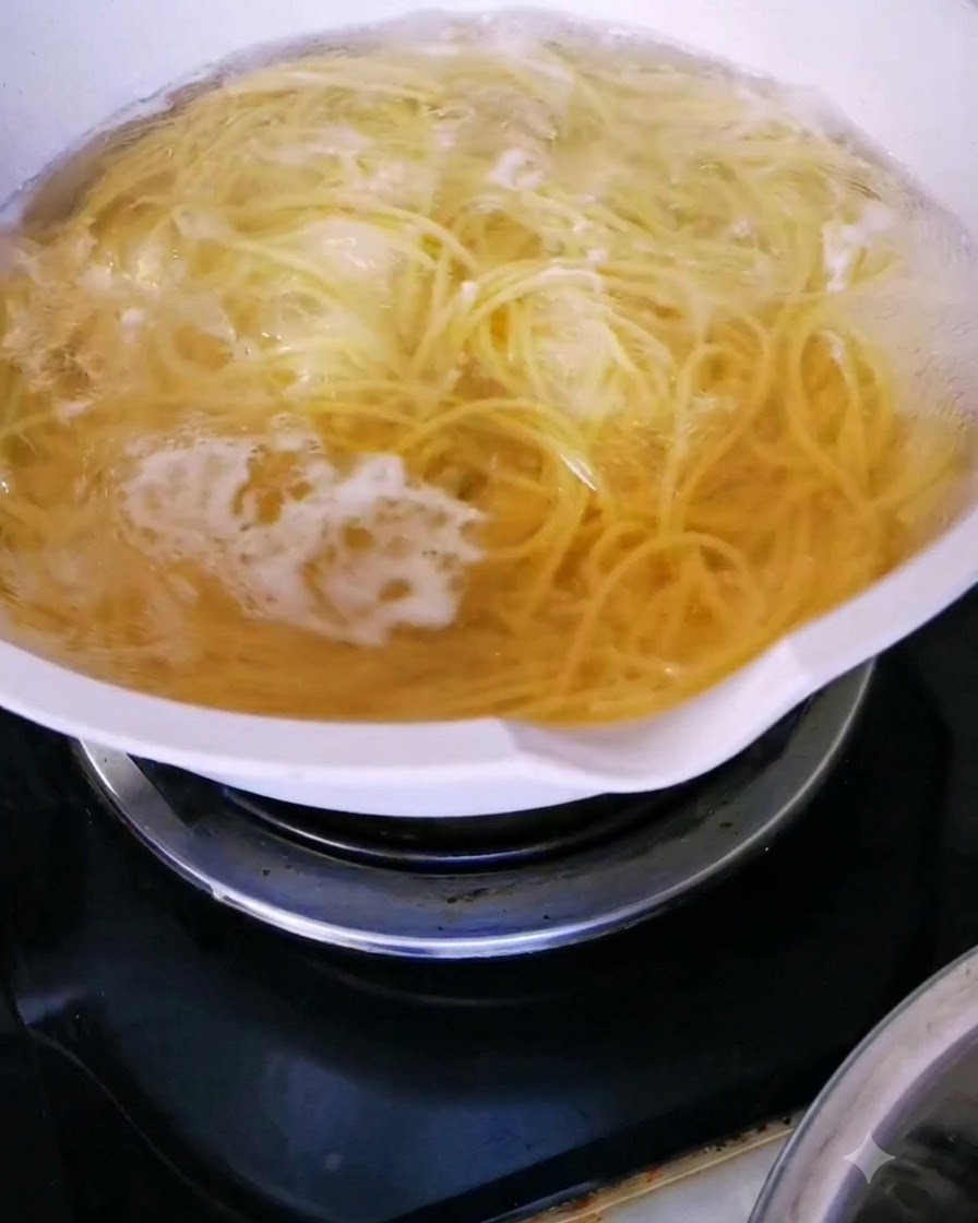 Spaghetti in ebollizione allinterno di una pentola di acqua calda.