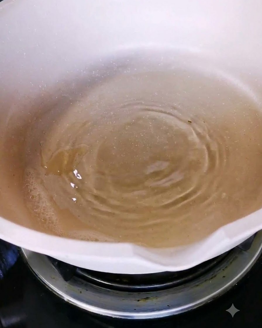Olio doliva versato in una padella di ceramica bianca sui fornelli.