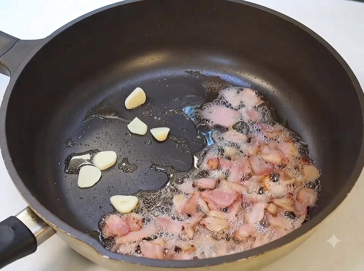 Fette di aglio e pancetta che cuociono insieme in una padella.