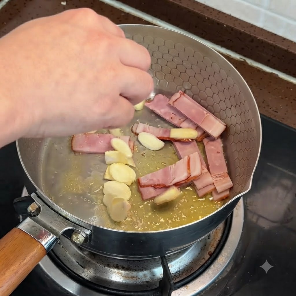 Fette di pancetta e pezzi di aglio cotti in padella con burro fuso.