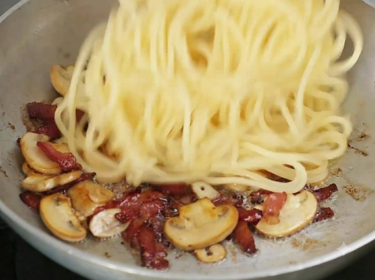 Spaghetti cotti saltati nella padella con gli altri ingredienti.