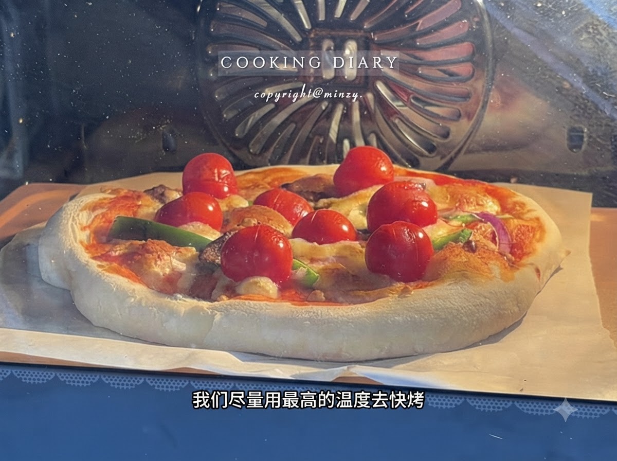 Una pizza assemblata in cottura allinterno di un forno caldo vista attraverso la finestra di vetro.