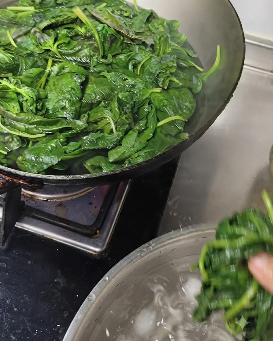 Foglie di basilico immerse in una ciotola di acqua fredda contenente cubetti di ghiaccio.