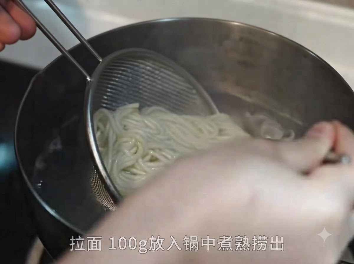 Raccogliere i noodles di ramen cotti da una pentola di acqua bollente con un colino a rete metallica e bacchette.