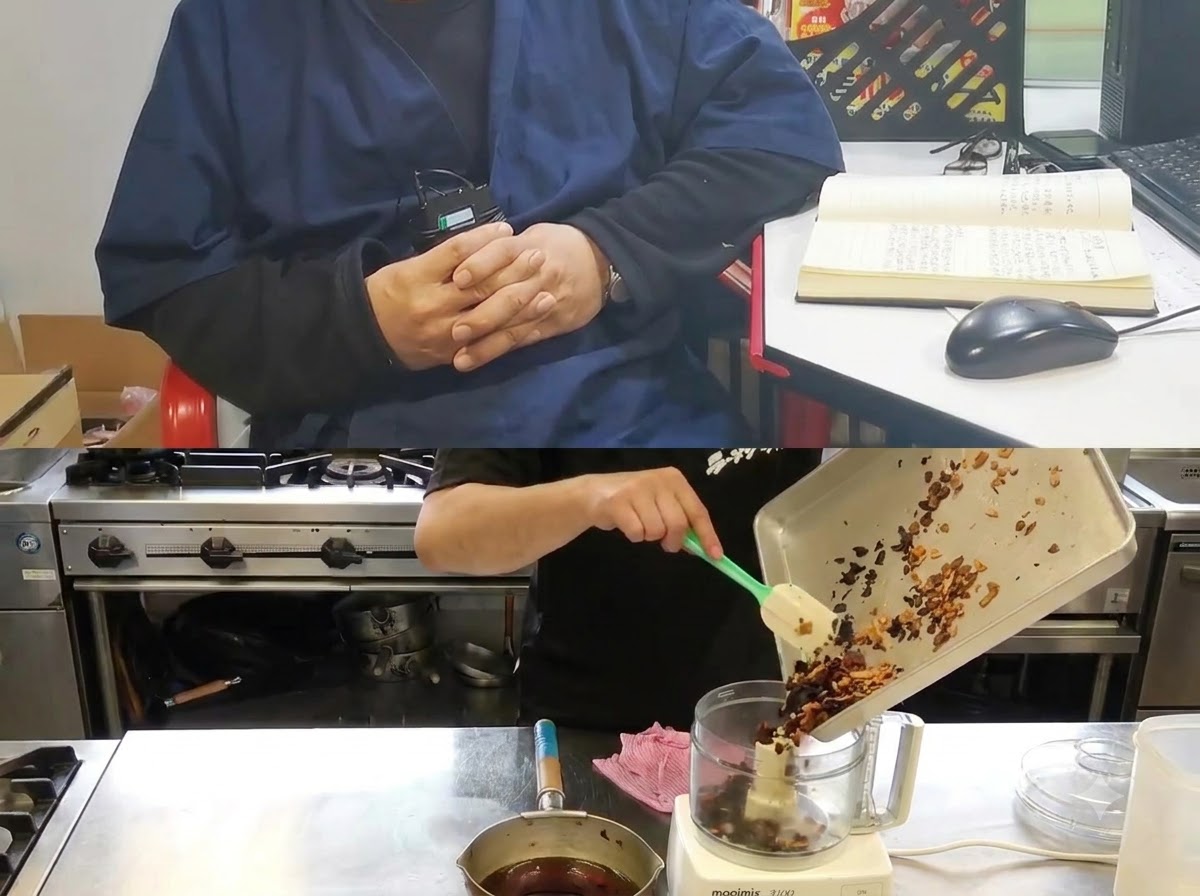 Un vassoio che versa olio raffreddato e vari tipi di aglio fritto nel boccale di un robot da cucina.