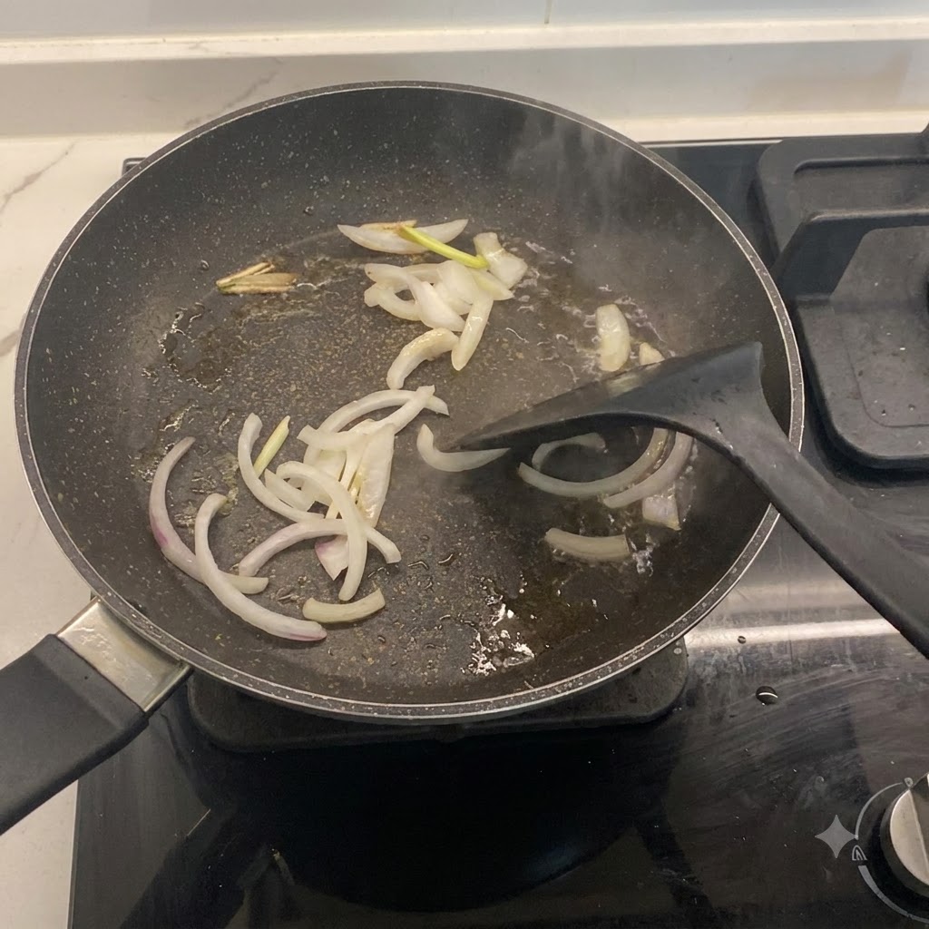 Cipolle e cipollotti affettati in cottura in una padella calda con olio.