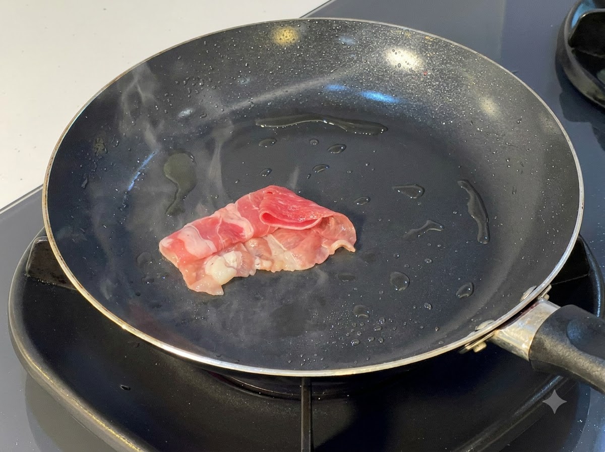 Fettine di manzo arrotolate posizionate e rosolate in una padella calda oliata.