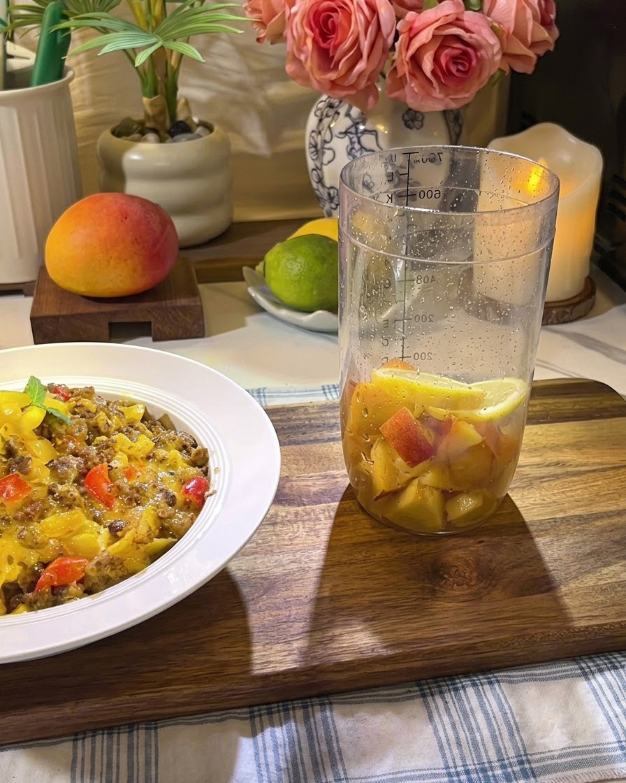 Ingredienti di frutta pestati saldamente allinterno di un bicchiere alto con un pestello.