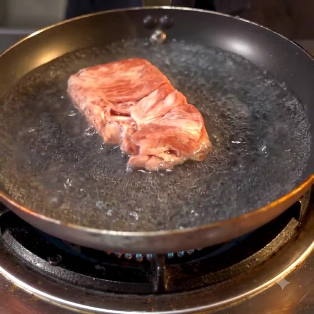 Involtini di manzo che bollono in una padella di acqua calda sul fuoco.