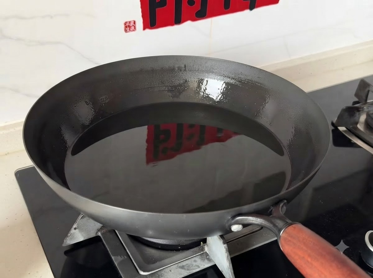 Un wok profondo pieno di olio da cucina pulito posizionato su un fornello a gas.