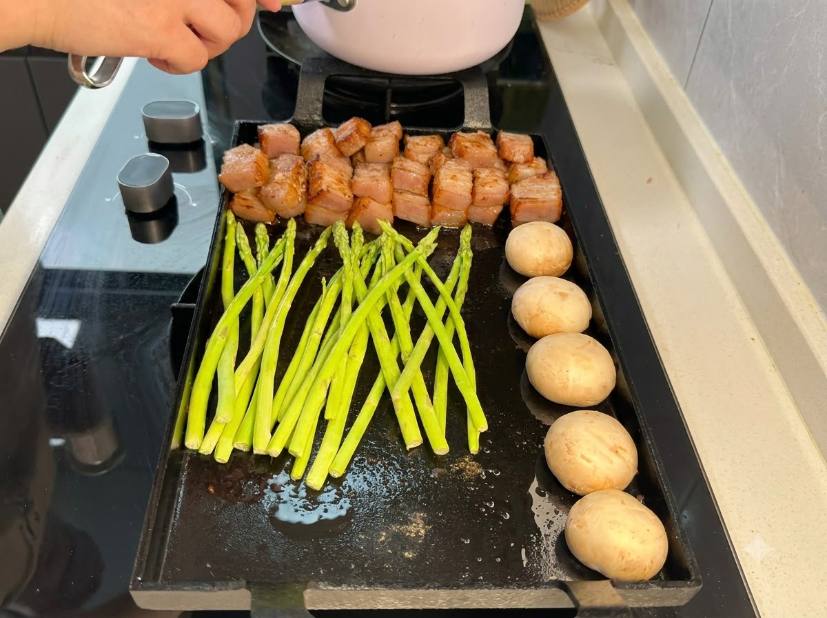 Asparagi verdi freschi disposti sulla piastra accanto al maiale e ai funghi.
