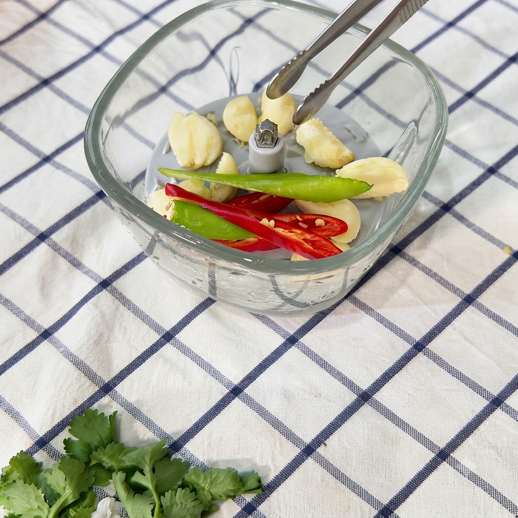 Peperoncini tritati in una pasta nel tritatutto.
