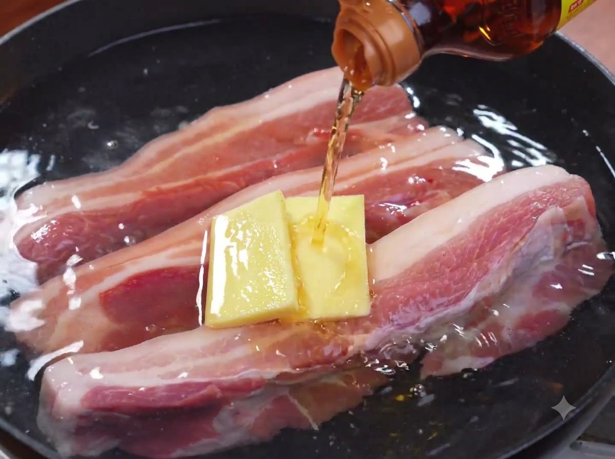 Strisce bollite di pancia di maiale estratte da una pentola con le pinze da cucina.