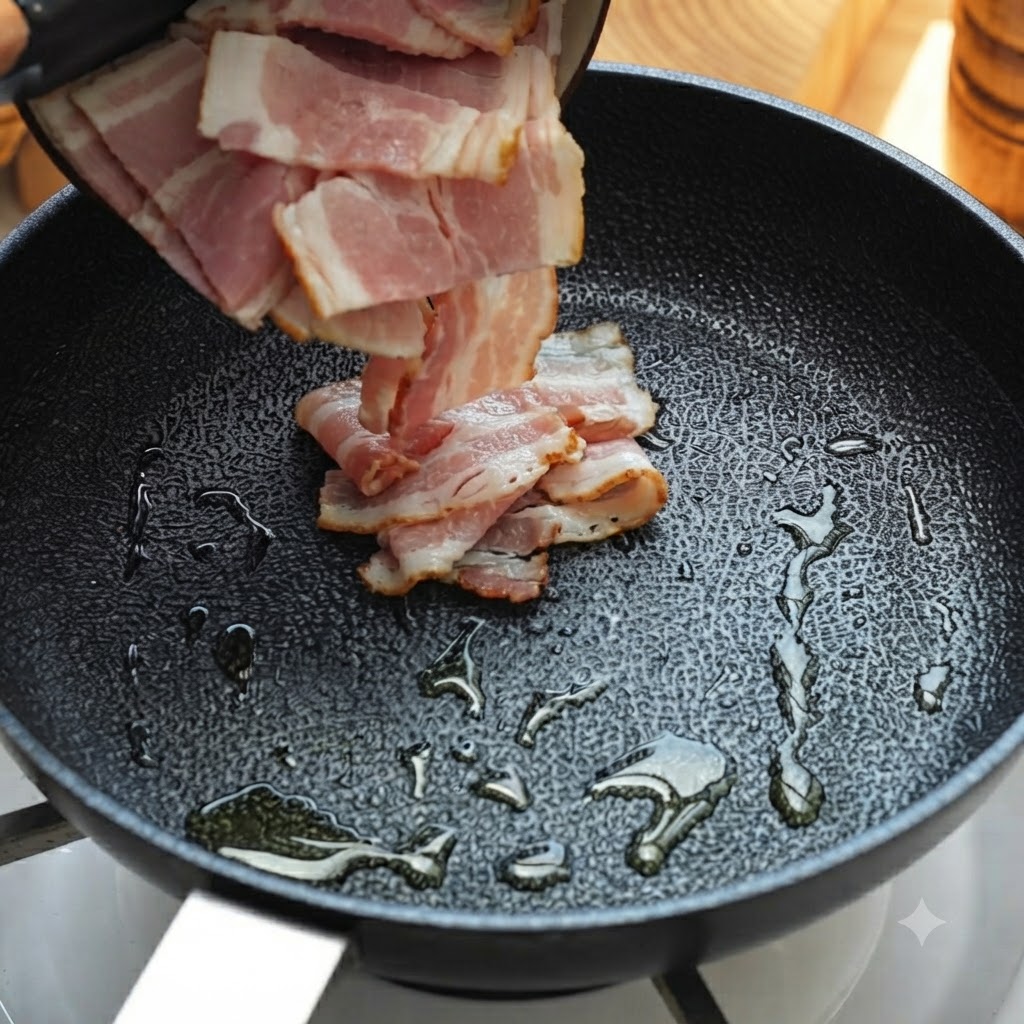 Strisce di pancetta versate e cotte in una padella oliata.