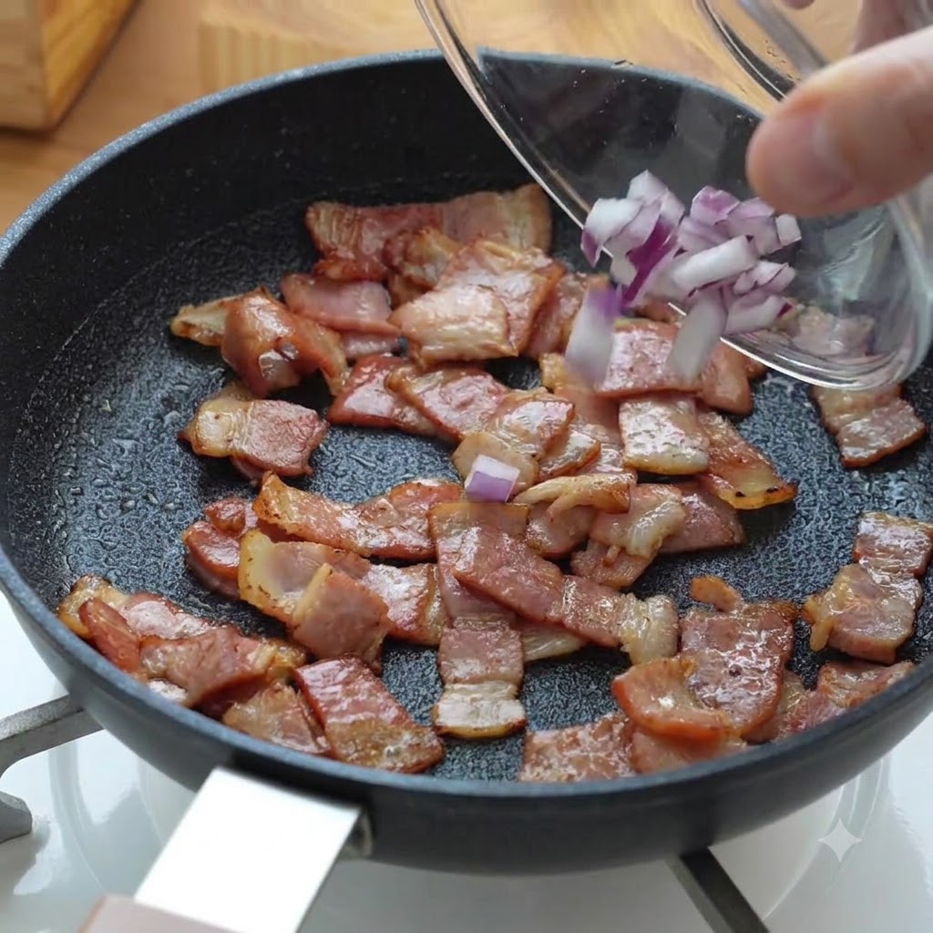 Pezzi di cipolla rossa tritata versati nella padella con la pancetta in cottura.