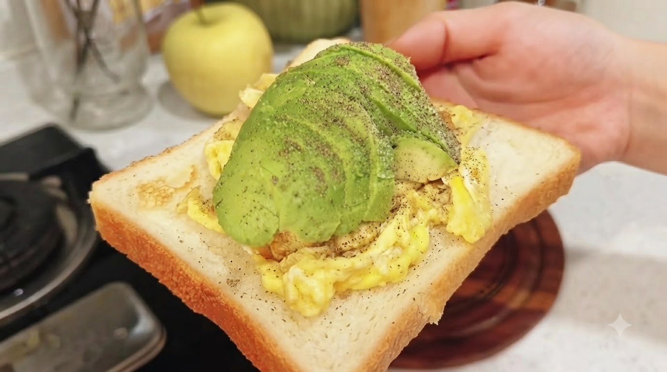 Toast con Avocado Cremoso e Uova Strapazzate Morbide