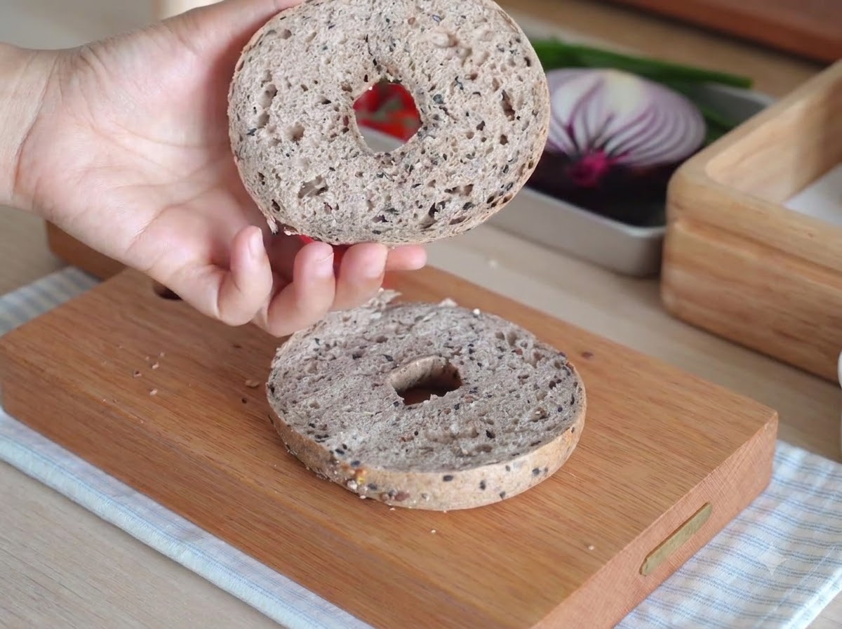 Due metà di bagel allinterno di un piccolo forno da banco bianco durante la cottura.