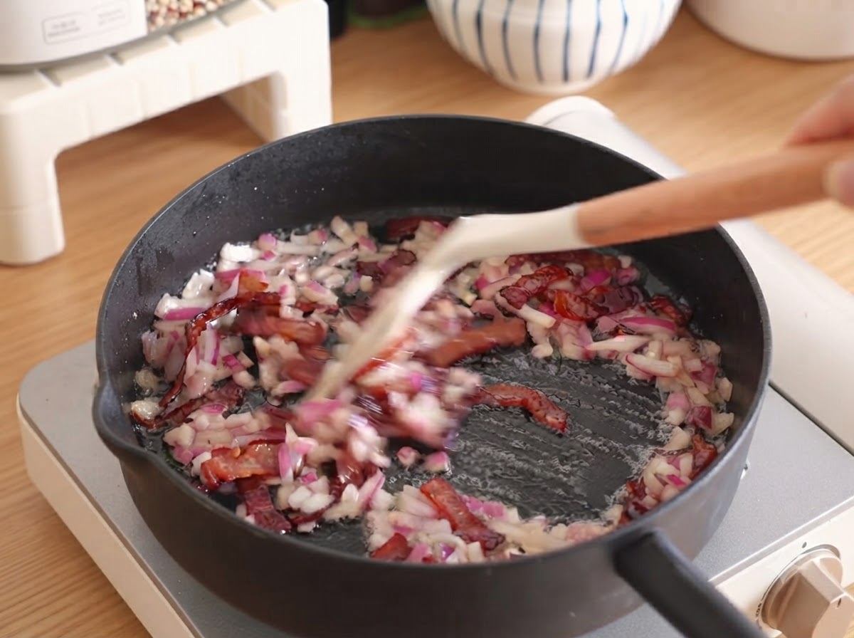 Un panetto di formaggio spalmabile allinterno di una ciotola di ceramica.