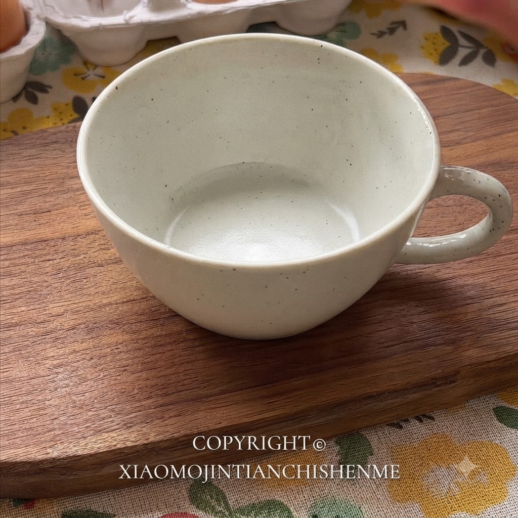 Due uova fresche rotte allinterno di una ciotola di ceramica.