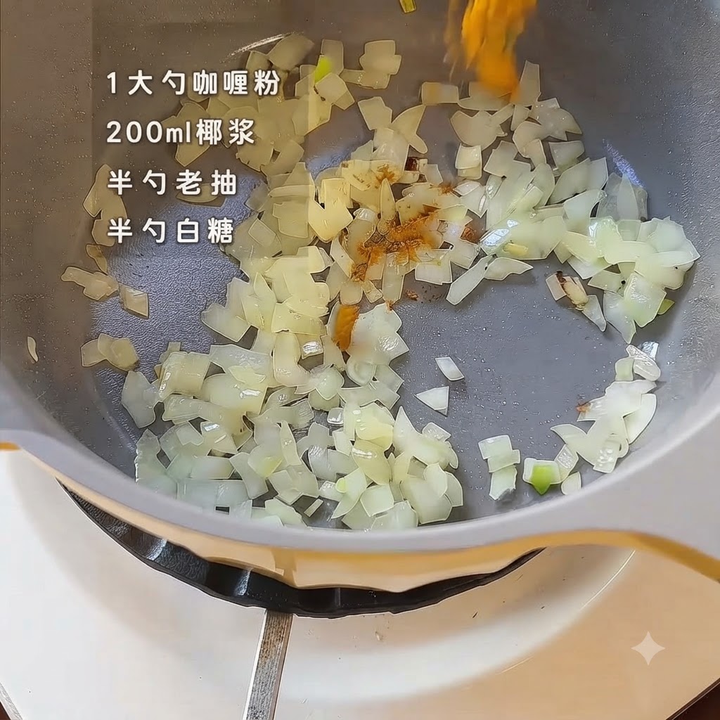 Polvere di curry e condimenti sparsi sulle cipolle saltate allinterno di una pentola di cottura gialla.
