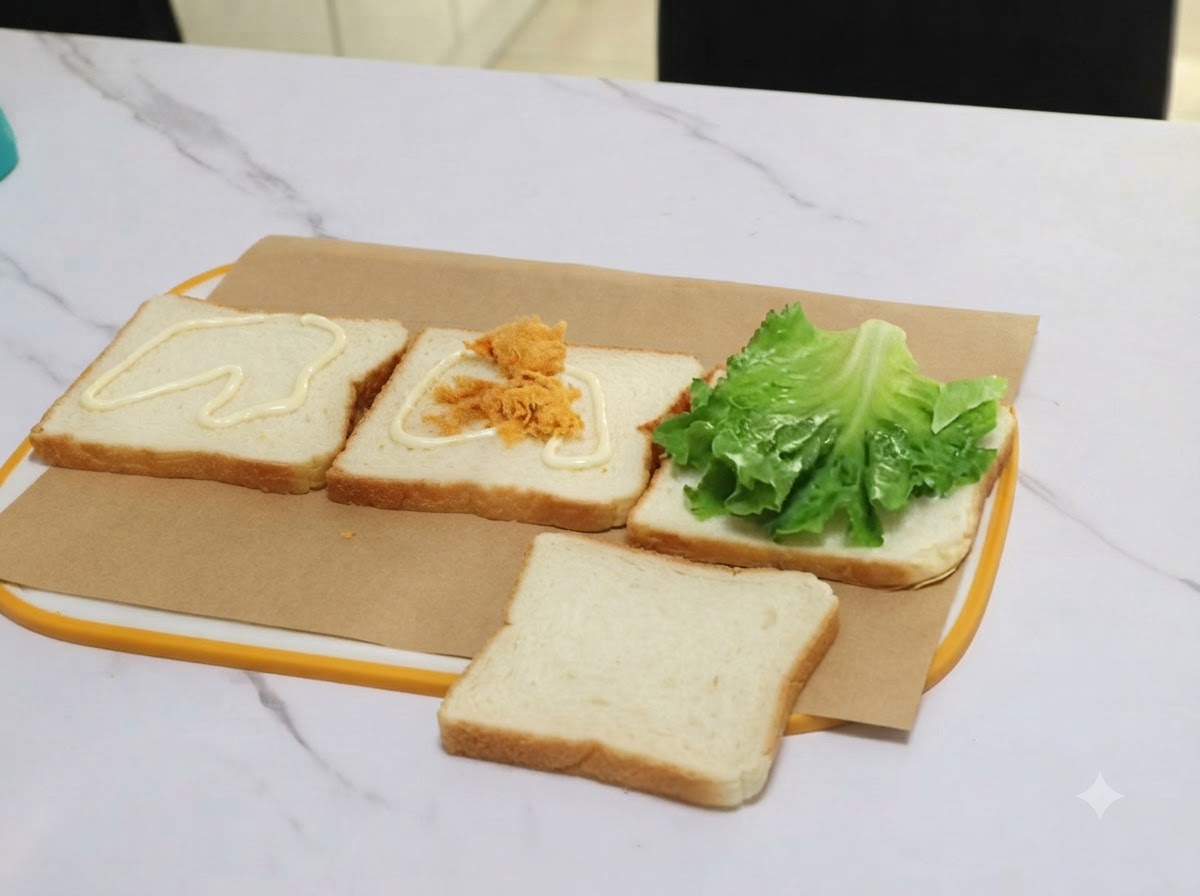 Un mucchietto di floss di maiale trasferito con le pinze su una fetta di pane coperta di salsa.