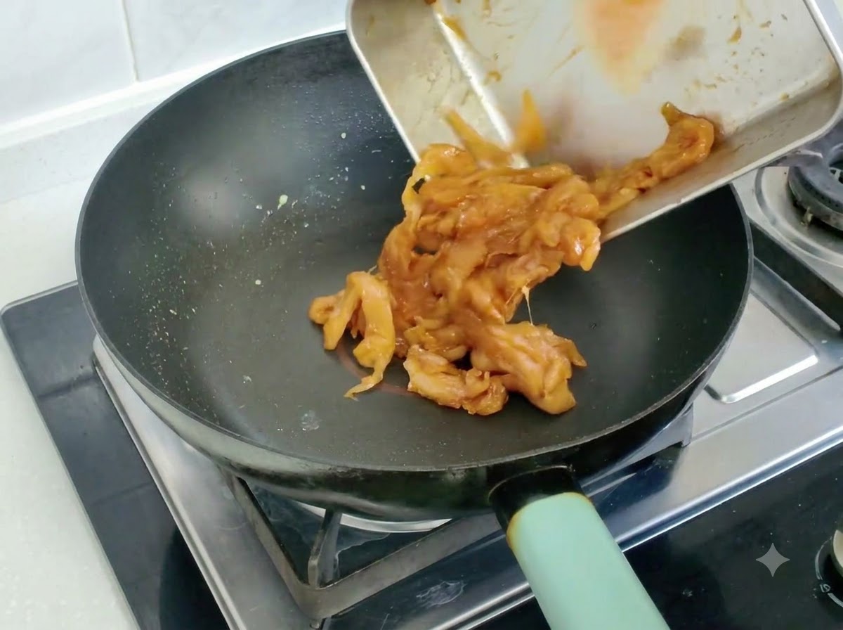 Fettine di pollo marinato svuotate e saltate in padella.