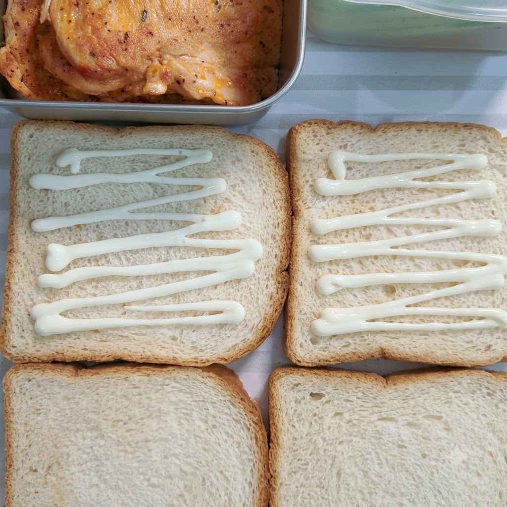 Salsa di insalata dolce versata a linee sulle quattro fette di pane bianco.