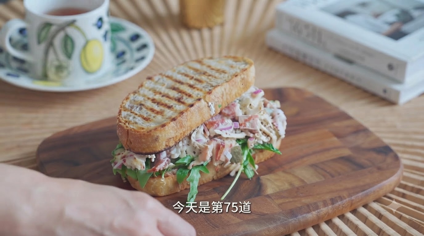 Panino con insalata di pollo sfilacciato e pane cafone