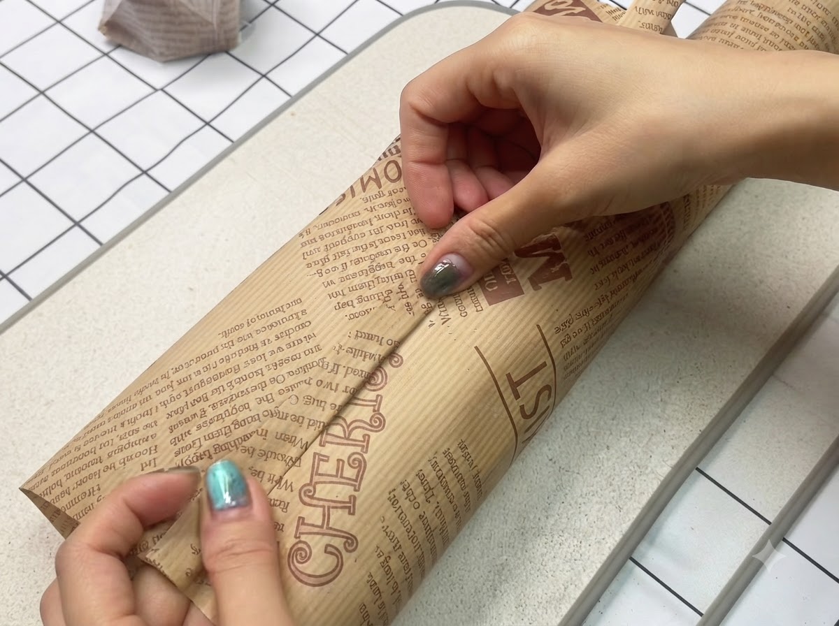 Un panino appena fatto avvolto saldamente e in sicurezza in carta da forno marrone decorativa.