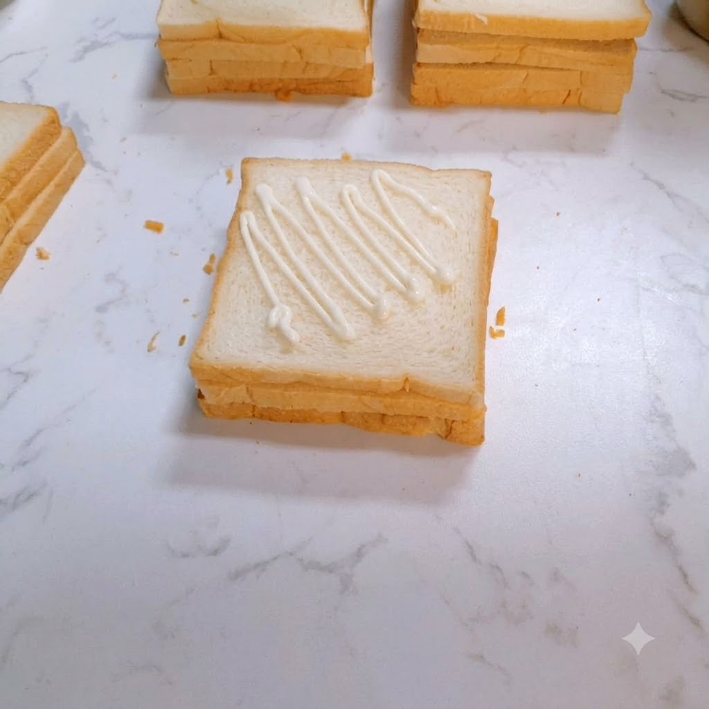 Una bistecca di pollo condita e cotta adagiata sulla fetta di pane condita.