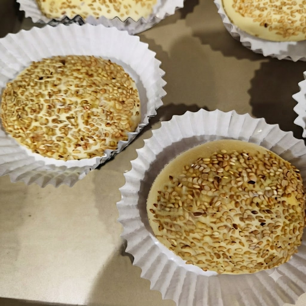 Hamburger in cottura nei singoli settori di una padella a quattro scomparti su un forNELLO.