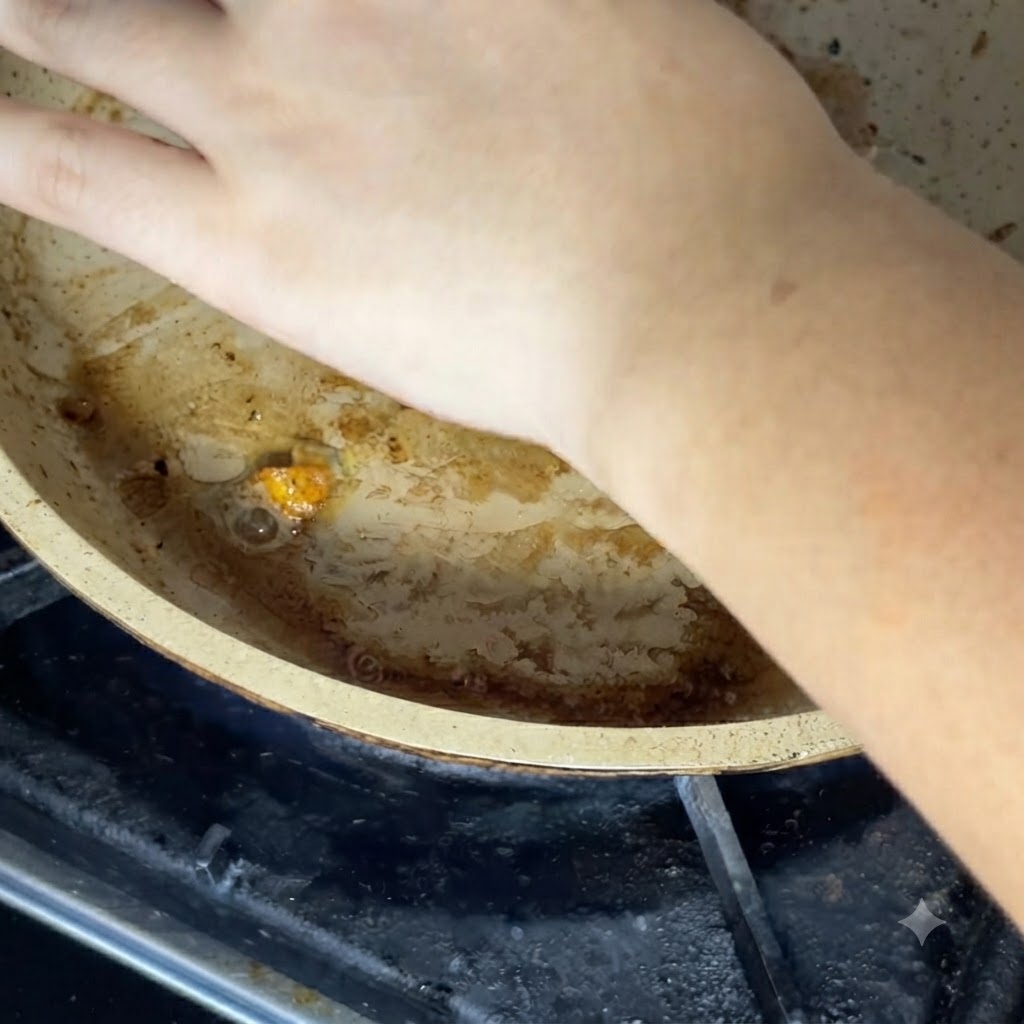 Una mano che posiziona una fetta di formaggio sopra gli ingredienti nella padella calda.