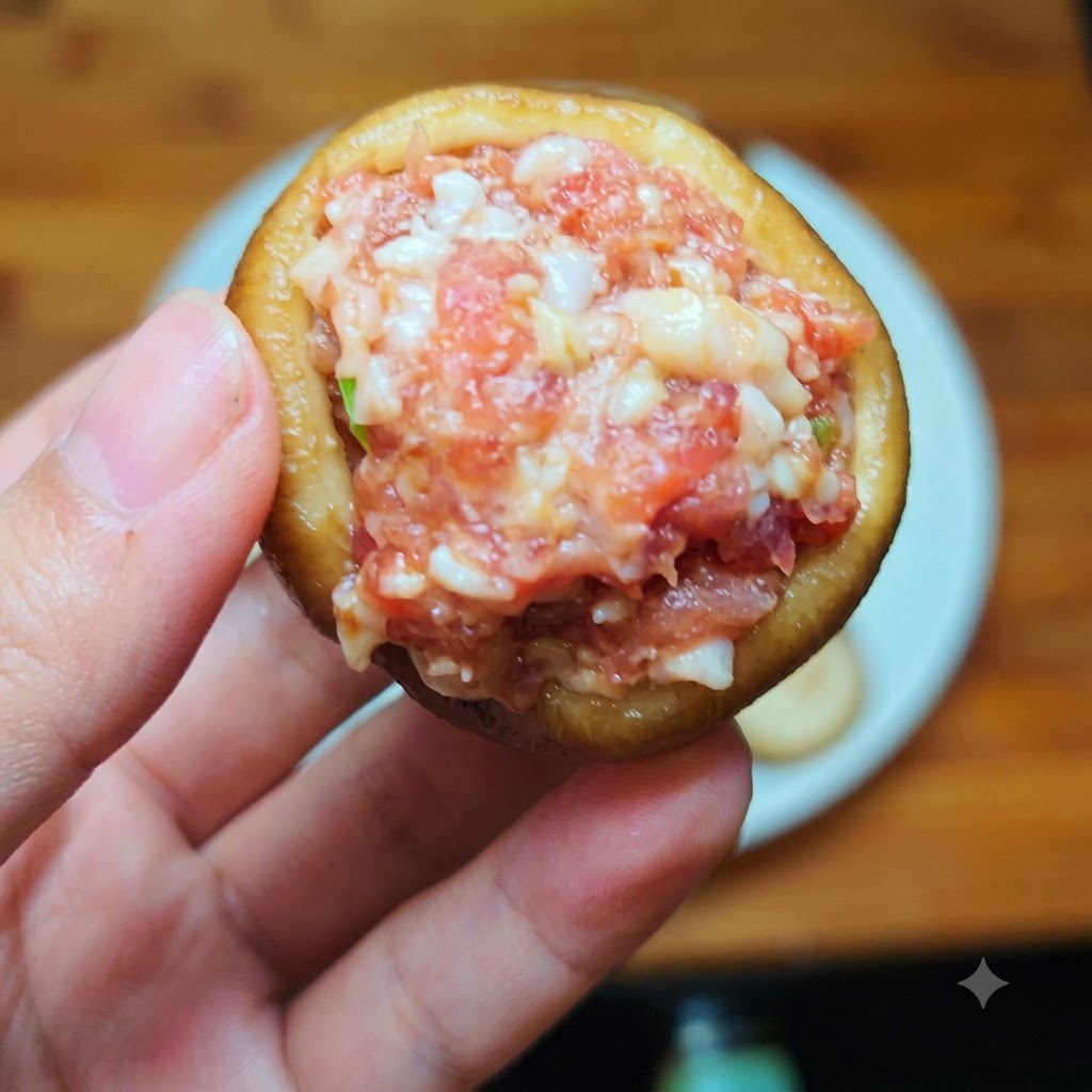 Un cappello di fungo shiitake ben riempito con carne macinata condita.