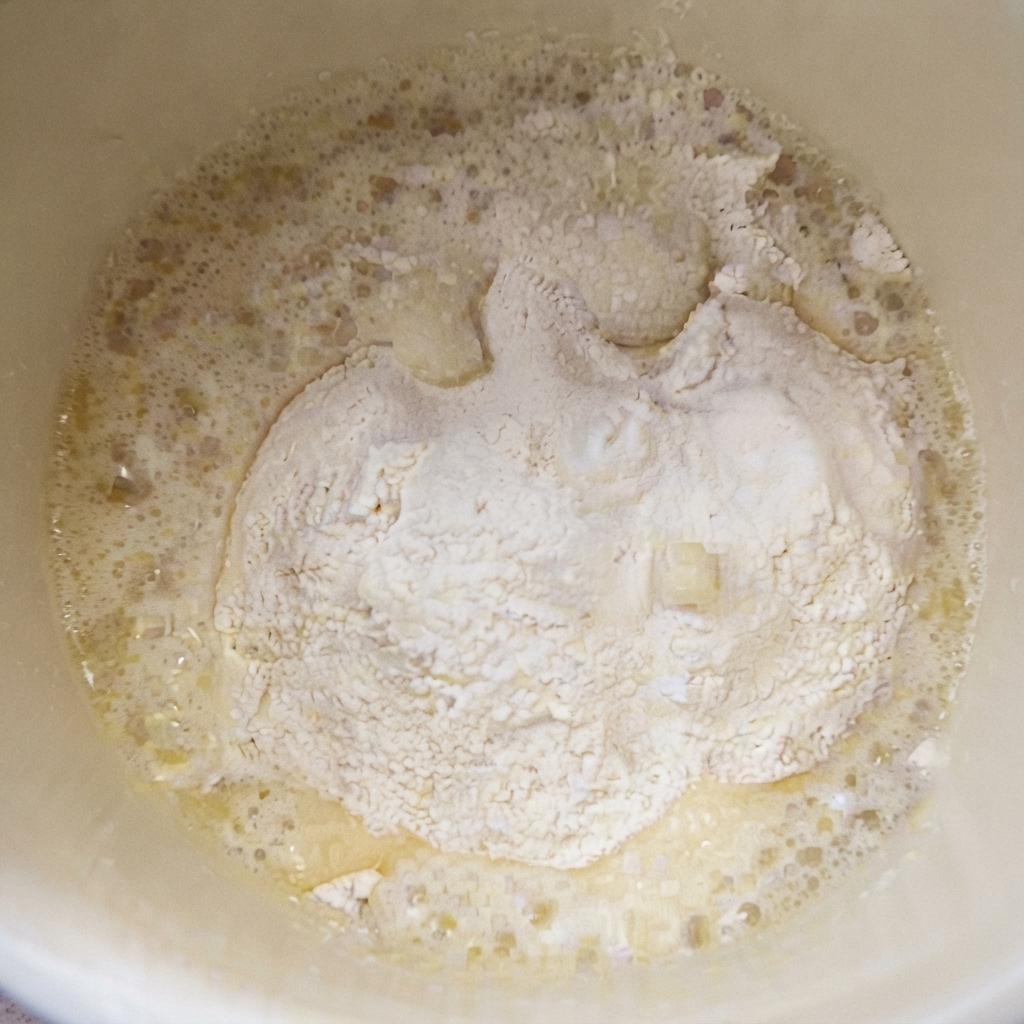 Olio caldo versato su una miscela di farina e sale per creare un roux allolio.