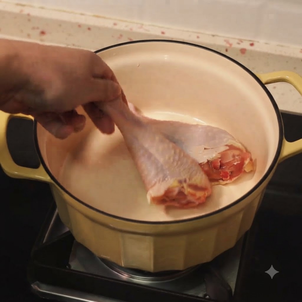 Fusi di pollo che rosolano in una pentola con olio caldo.