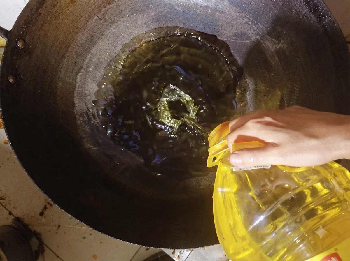 Olio da cucina versato da un contenitore in un wok riscaldato.