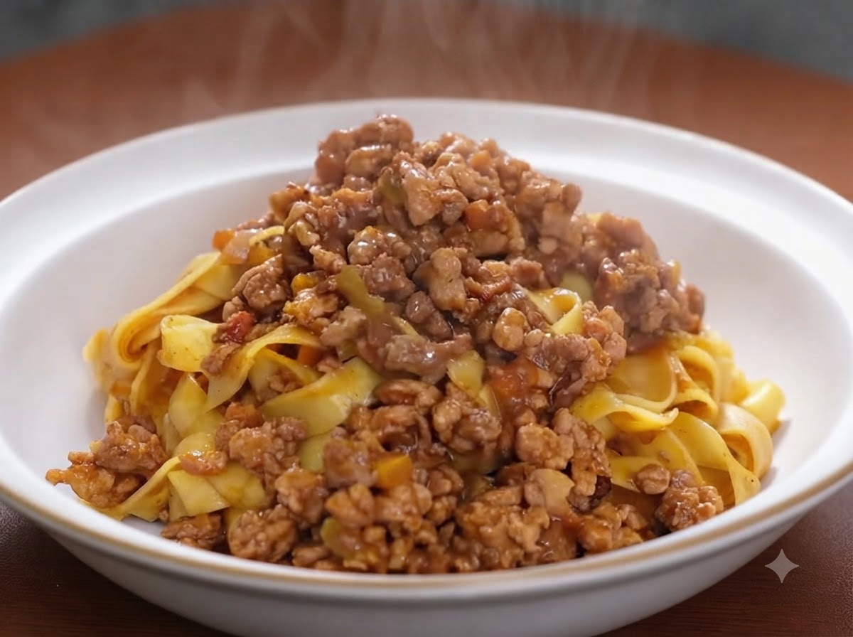 Concentrato di pomodoro aggiunto al composto di carne rosolata e verdure in una pentola.