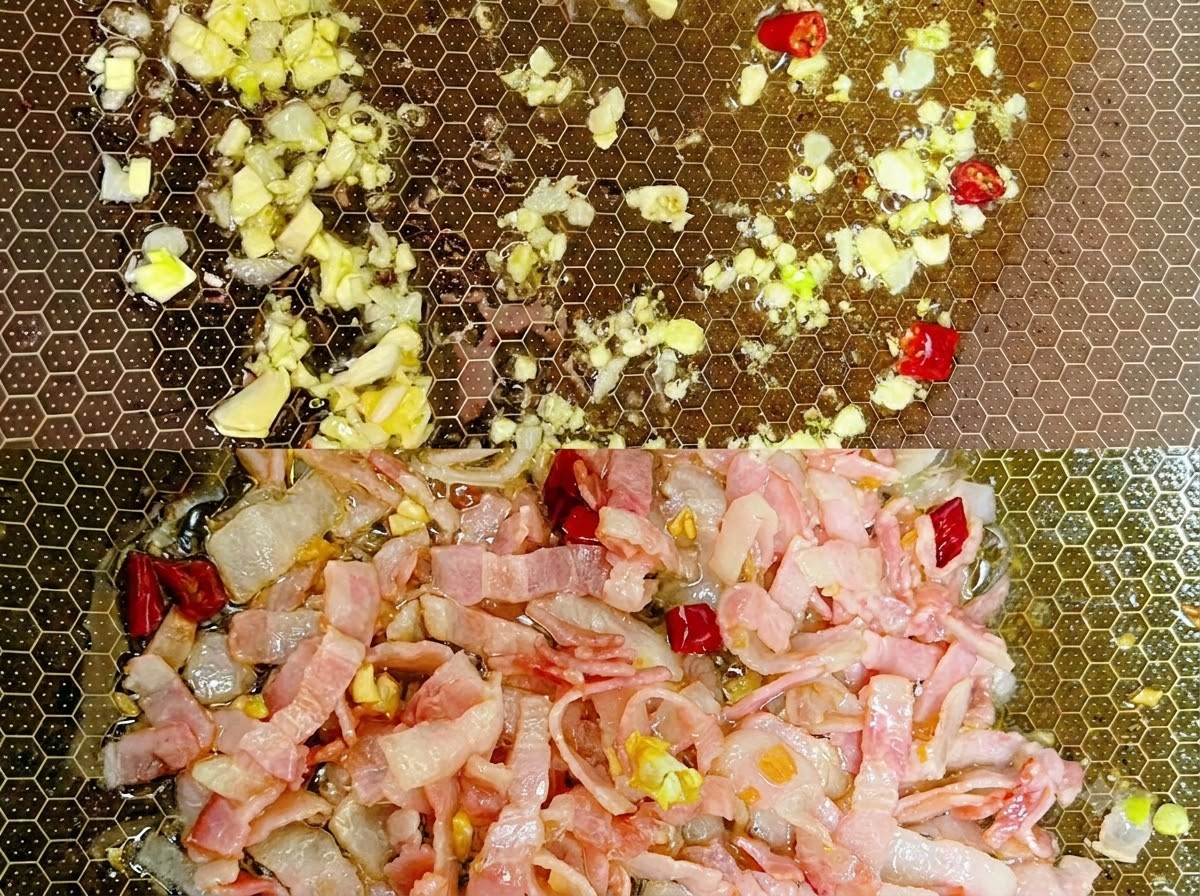 Spaghetti cotti saltati in padella con condimenti e liquido.